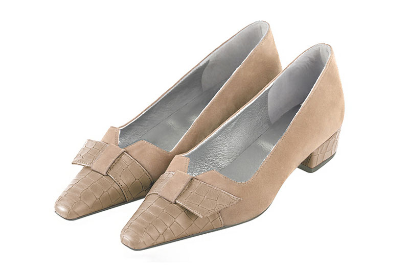 Tan beige women's dress pumps, with a knot on the front. Tapered toe. Low block heels. Front view - Florence KOOIJMAN
